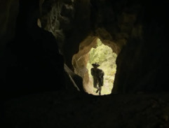 Klouzek v jeskyni