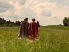 Královští prarodiče na louce