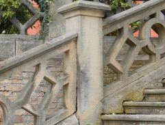 Princ František na schodech