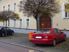 Tajomník MNV a predseda JRD idú po ulici