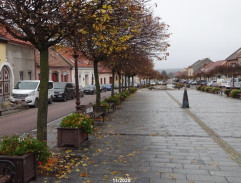 úvodné titulky, približujúce sa auto