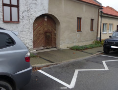 úvodné titulky, babička otvára bránu