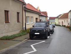 úvodné titulky, idúce auto