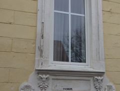 Babka vyliezla rebríkom do okna