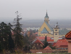 úvodné titulky, statický záber na mesto