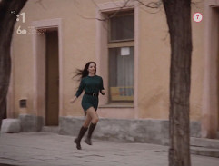 Dievča uteká po ulici
