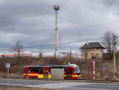 Luděk na tramvajové zastávce