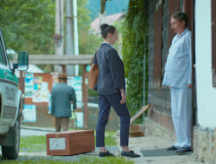 Před policejní stanicí