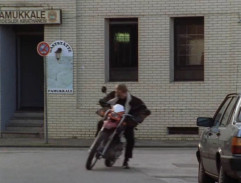 Muž uniká na motorke