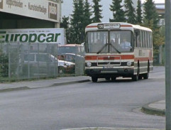 Autobus na bočnej ceste
