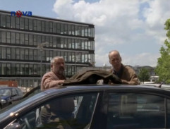 Hotte a Dieter sledujú mužov na parkovisku