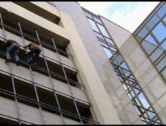 Semir a Ben zliezajú z budovy