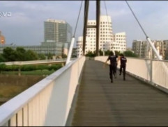 Semir a Ben utekajú po moste