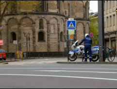 Policajt na motorke