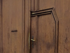 Pred policajnou stanicou