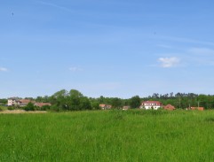 pred kostolom v Podlažiciach