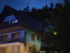 Karla leze po střeše