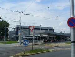 Před nádražím 2