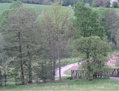 František s Valentou u mostu