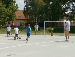 Deti hrajú futbal
