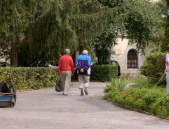 Dôchodcovia na prechádzke