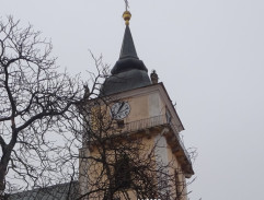 Hodiny na veži odbíjajú