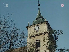 Hodiny na veži odbíjajú