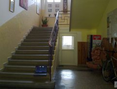 schody v škole