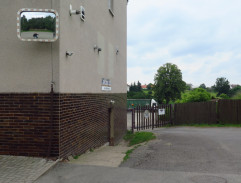 Anežka se domlouvá s muzikantem