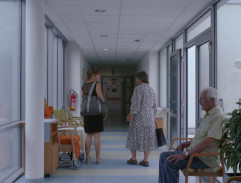 Babička pomlouvá známého