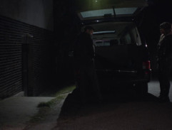 Anežka se domlouvá s muzikantem