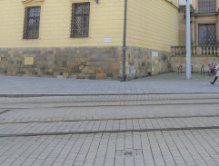 Před kavárnou II