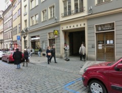 Před McDonalds