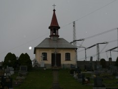 na hřbitově v Heřmánkově