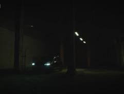 Auto v opuštěné budově