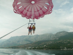 Plachtění za člunem