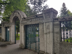 U hřbitova