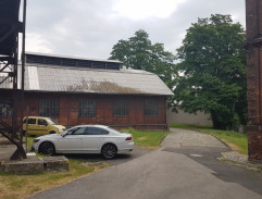 Pod těžní věží 2