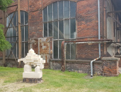 Pod těžní věží