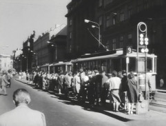 tramvaj v zastávce