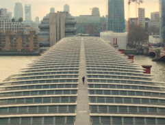 Ethan běží přes střechu