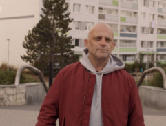 Před Lucčiným bydlištěm