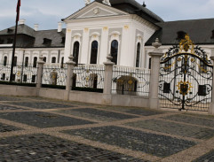 pred Prezidentským palácom