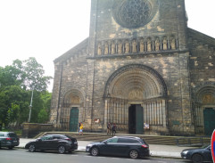 Před kostelem