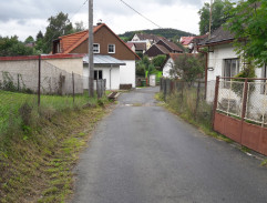 Před bydlištěm Josefa Lebedy