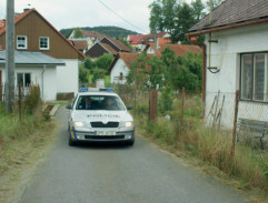 Před bydlištěm Josefa Lebedy