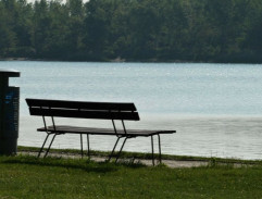 lavička pri jazere