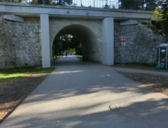 Pod železničním přejezdem