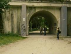 Pod železničním přejezdem