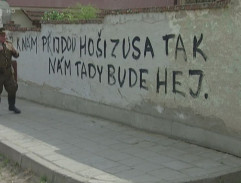 Před zídkou